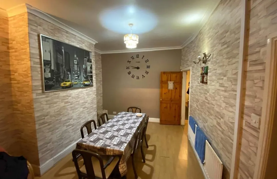 Go Big ! Entire Cozy House For Max 8 People Near City Center-1